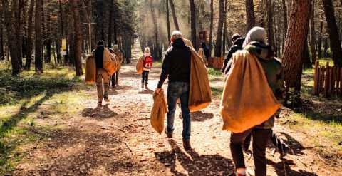 I "corsi di sopravvivenza": In un bosco senza cellulare e cibo per riconnettersi al mondo reale